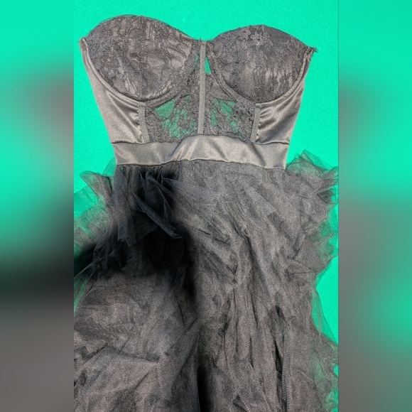 Elegant Black Strapless Gown with Sheer Overlay - Picture 7 of 14